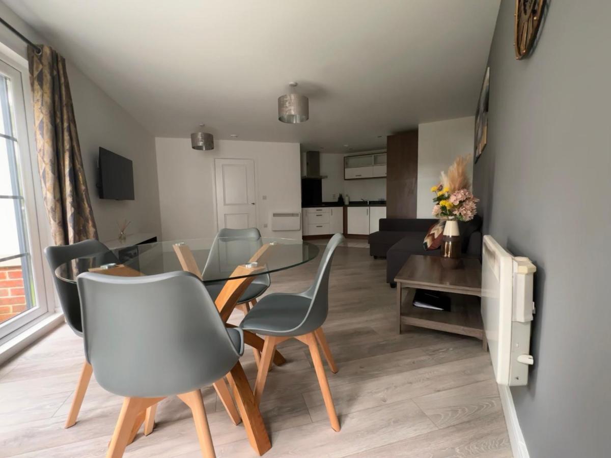 Luxury Apartments - Wallis Square, Farnborough Фарнборо Экстерьер фото